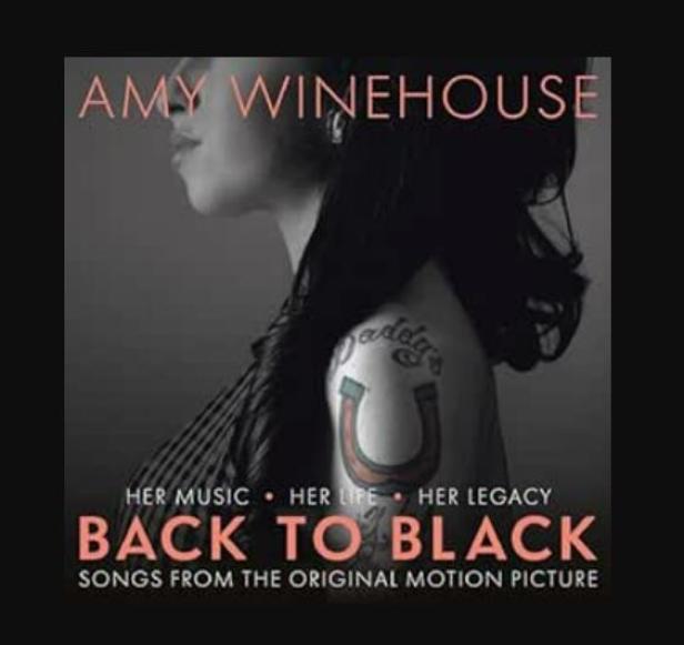 Das Cover des Films „Amy Winehouse: Back to Black“ zeigt die Sängerin mit einem Tattoo auf der Schulter.