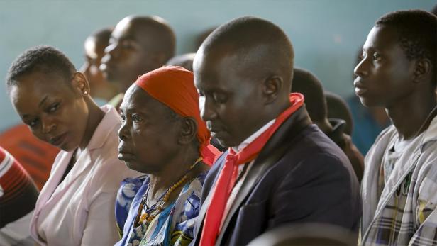 Eine Gruppe afrikanischer Menschen sitzt zusammen.