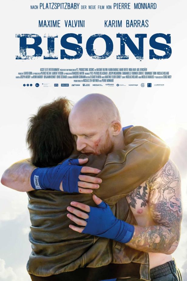 Zwei Männer umarmen sich auf dem Filmplakat zu „Bisons“.