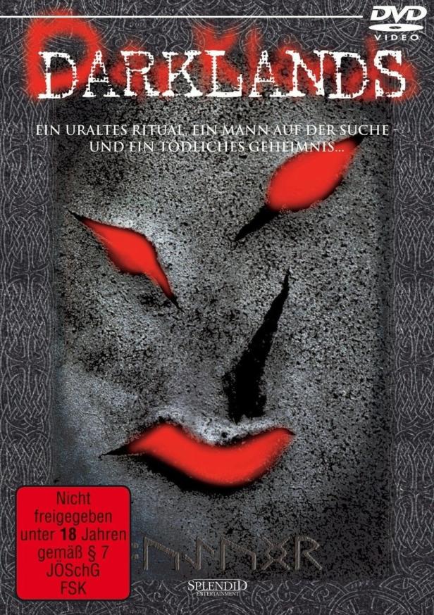 Das DVD-Cover von „Darklands“ zeigt ein Gesicht mit roten Akzenten vor einem grauen Hintergrund.