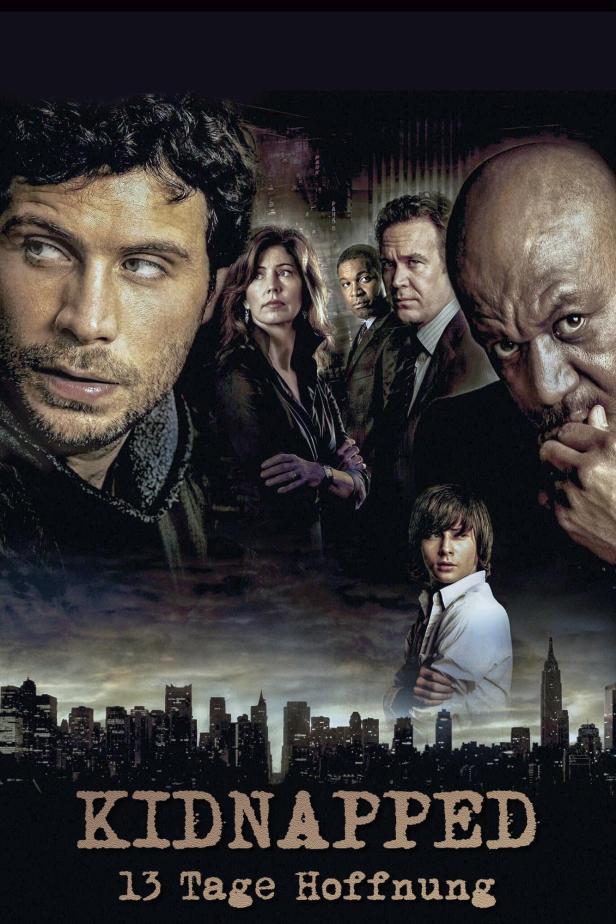 Das Filmplakat für „Kidnapped – 13 Tage Hoffnung“ zeigt die Hauptdarsteller vor der Skyline von New York.