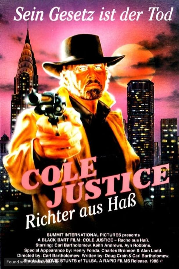 Das Filmplakat für „Cole Justice – Richter aus Haß“ zeigt einen Mann mit Waffe vor einer Stadtkulisse.