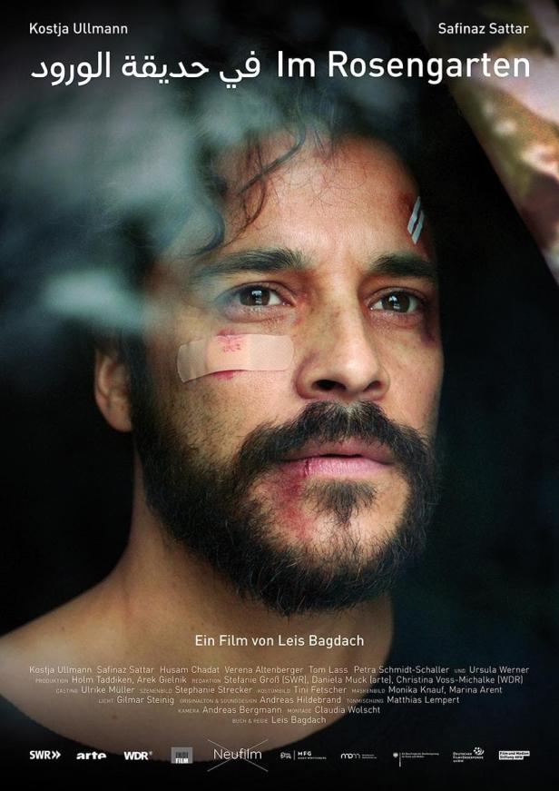 Das Filmplakat von „Im Rosengarten“ zeigt Kostja Ullmann mit Verletzungen im Gesicht.