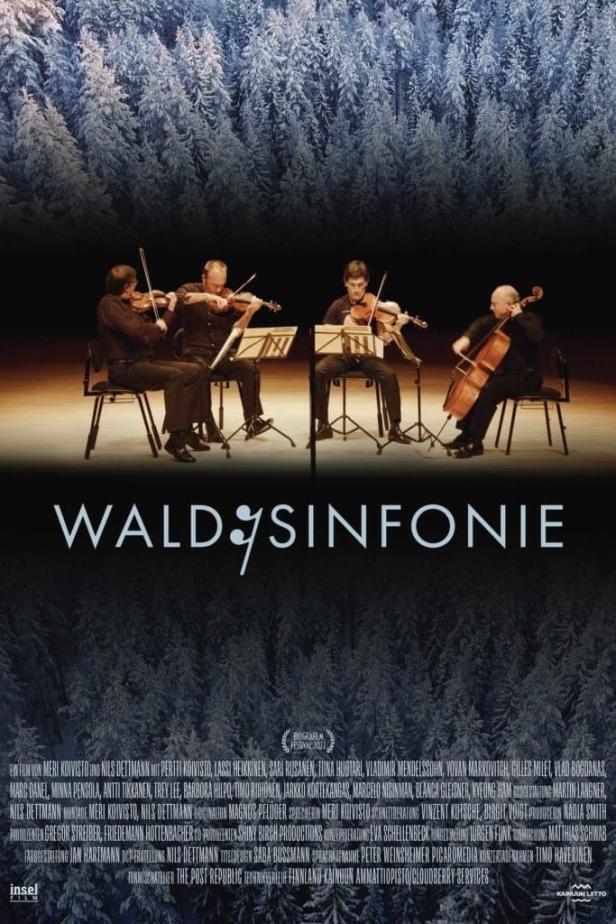 Das Filmplakat für „Waldsinfonie“ zeigt ein Streichquartett vor einem dunklen Wald.