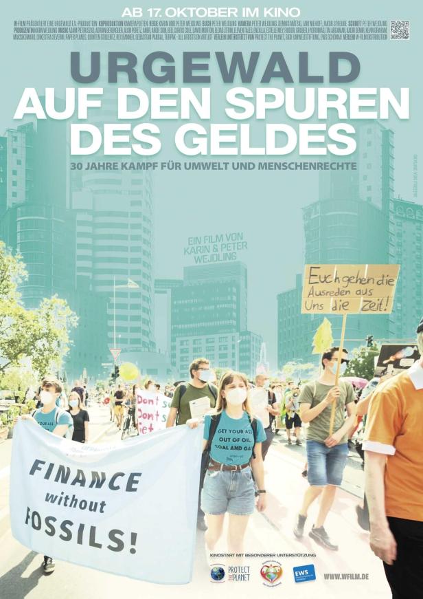Plakat für den Film „Urgewald – Auf den Spuren des Geldes“ mit Demonstrierenden im Vordergrund.