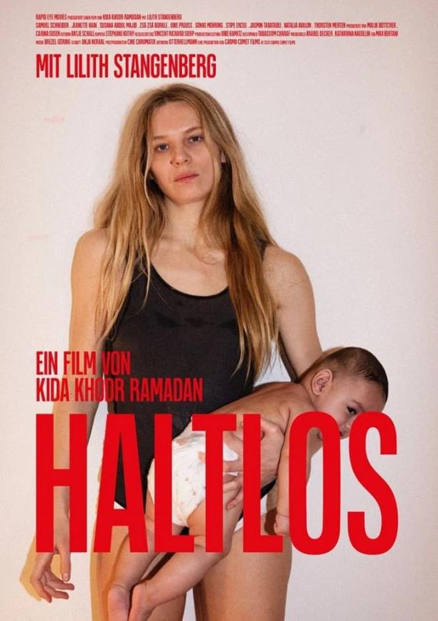 Das Filmplakat für „Haltlos“ zeigt Lilith Stangenberg mit einem Baby im Arm.