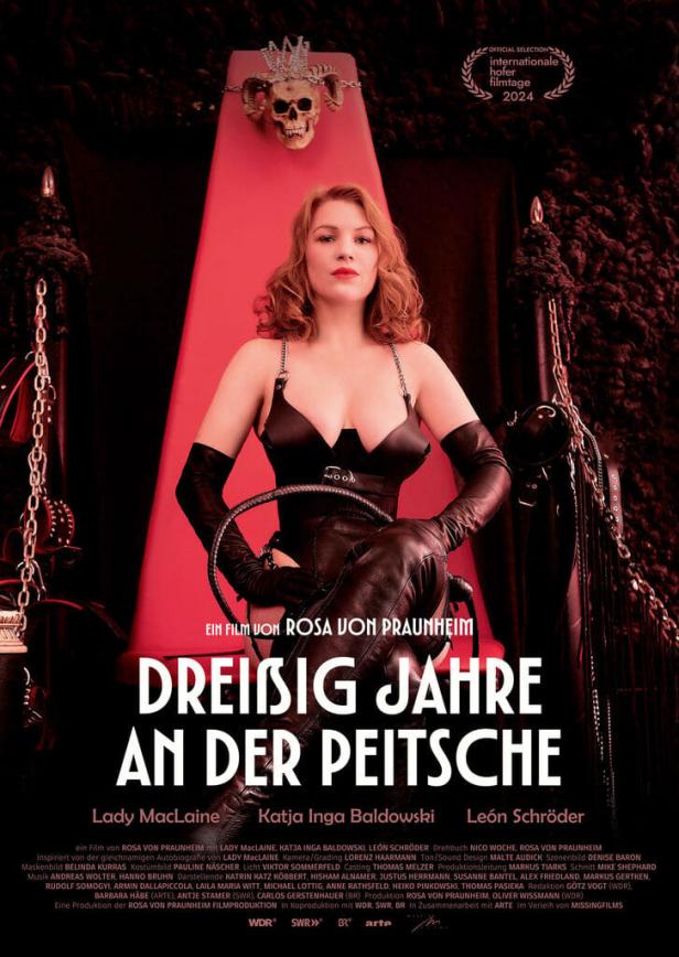 Das Filmplakat zu „Dreißig Jahre an der Peitsche“ mit Lady MacLaine in Lederkleidung.