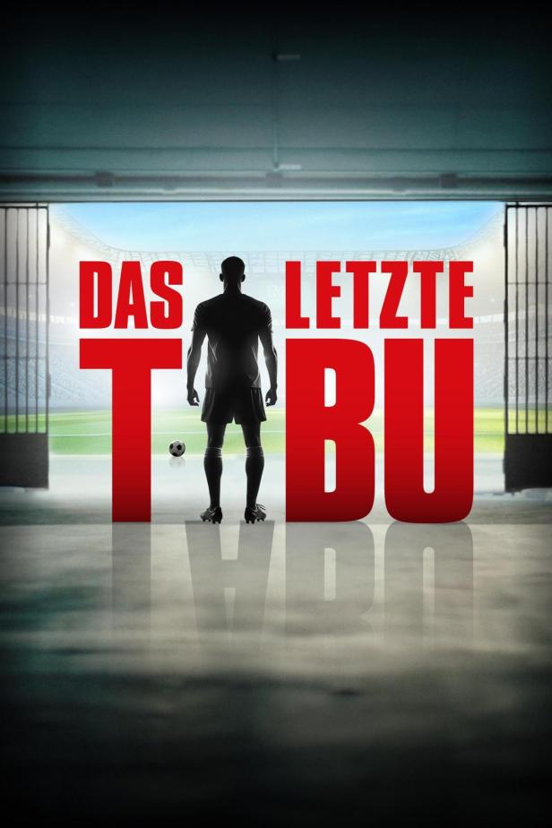 Ein Fußballspieler steht vor dem Schriftzug „Das Letzte Torbu“ in einem Stadion.