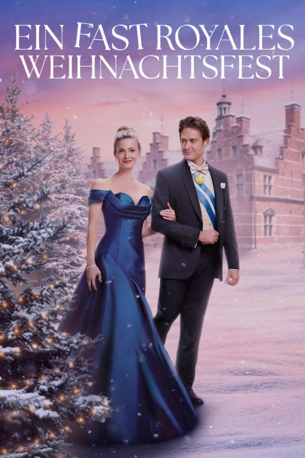 Ein Paar in festlicher Kleidung vor einem Schloss im Schnee, wie auf dem Filmplakat zu „Ein fast royales Weihnachtsfest“.