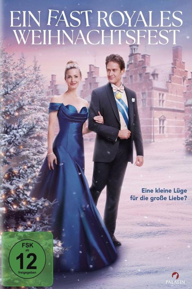 Das Filmplakat für „Ein fast royales Weihnachtsfest“ zeigt ein Paar vor einem Schloss im Winter.