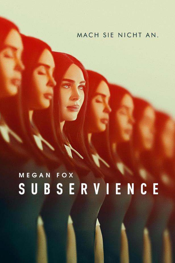 Das Filmplakat für „Subservience“ mit Megan Fox in einer Reihe von Roboterklonen.