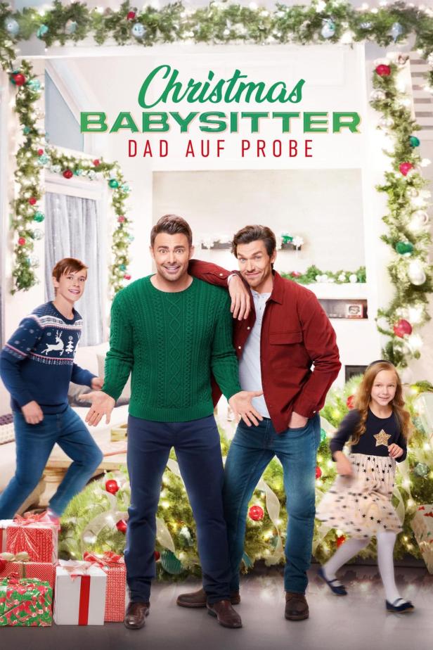 Das Filmplakat für „Christmas Babysitter: Dad auf Probe“ zeigt zwei Väter mit ihren Kindern vor einem Weihnachtsbaum.