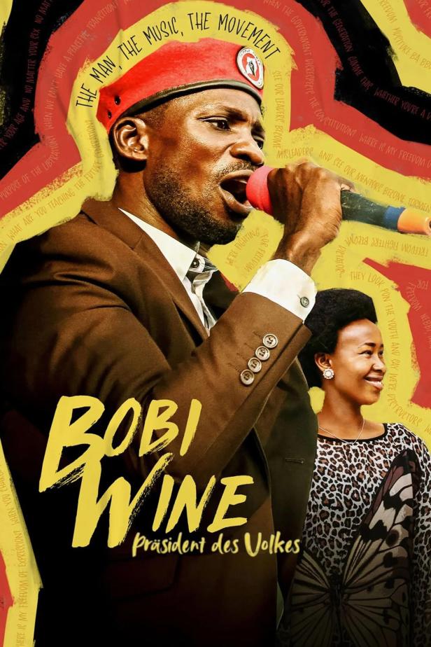 Bobi Wine, „Präsident des Volkes“, singt in ein Mikrofon, während eine Frau im Hintergrund lächelt.