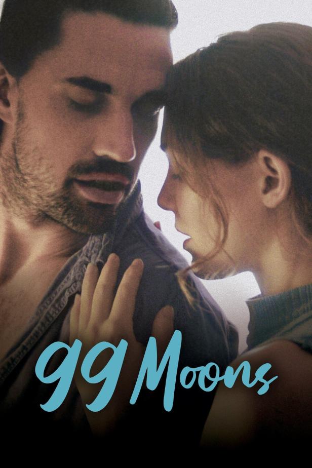 Ein Mann und eine Frau stehen eng umschlungen, im Vordergrund der Titel „99 Moons“.