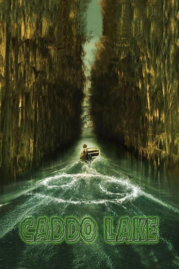 Eine Person fährt mit einem Boot durch den Caddo Lake, gesäumt von Zypressen.