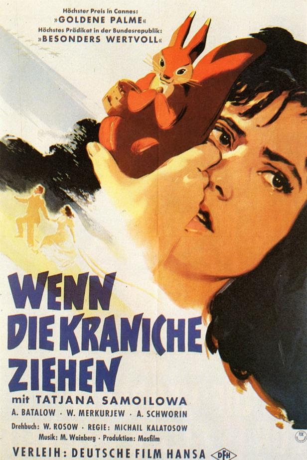 Das Filmplakat für „Wenn die Kraniche ziehen“ zeigt eine Frau mit einem Spielzeug-Hasen.