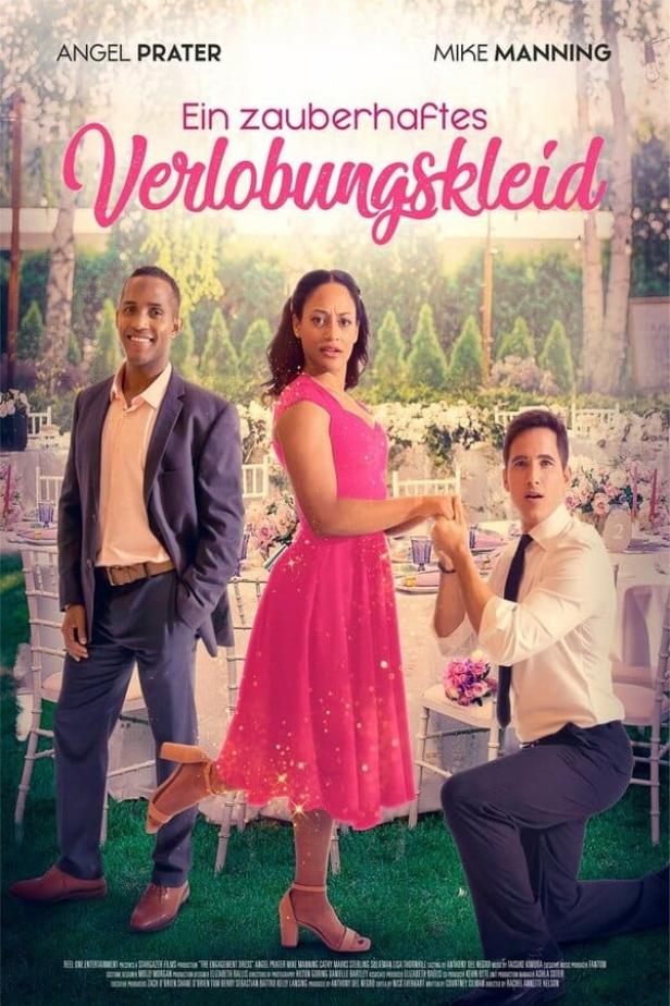Das Filmplakat für „Ein zauberhaftes Verlobungskleid“ zeigt drei Schauspieler vor einer Hochzeitsszene.