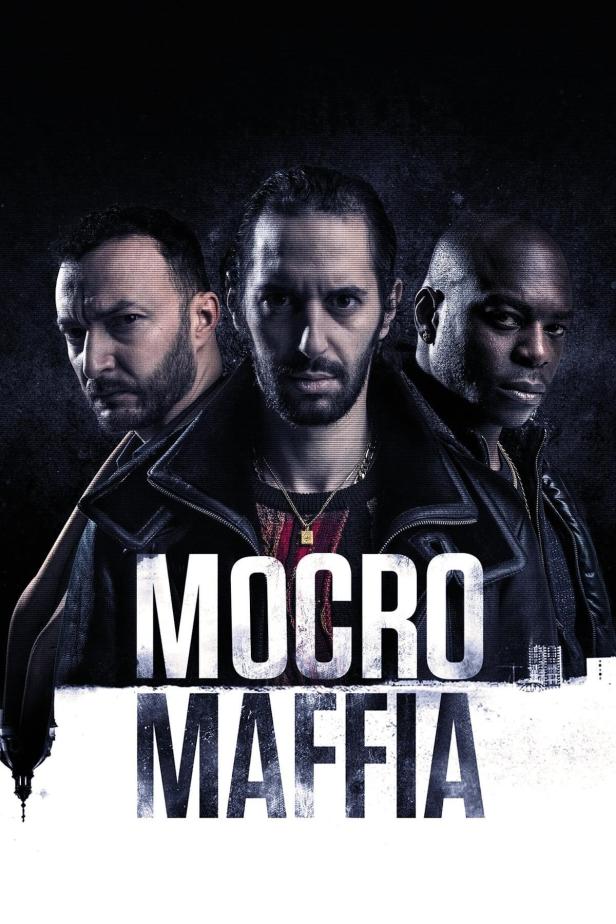 Das Filmplakat zu „Mocro Maffia“ zeigt drei Männer vor dunklem Hintergrund.