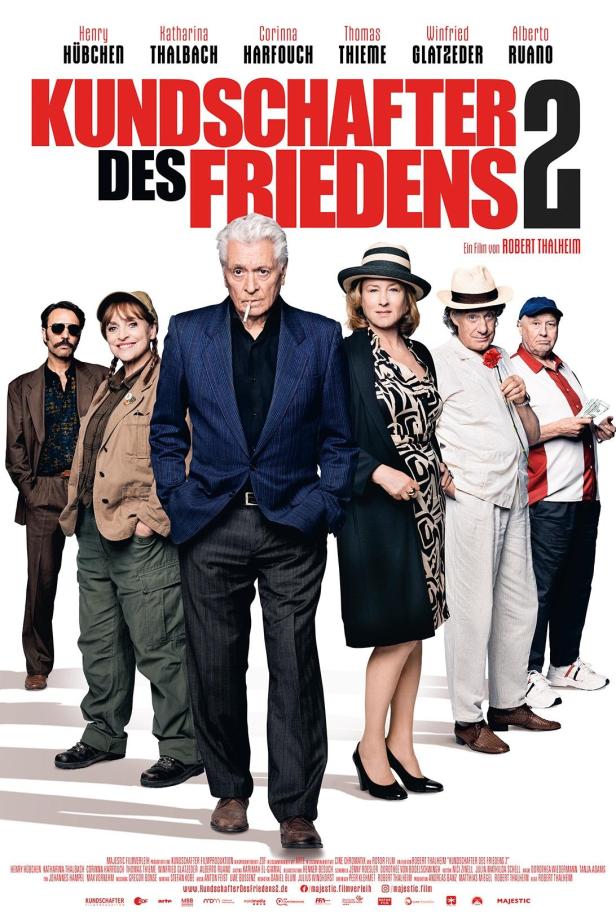 Das Filmplakat zu „Kundschafter des Friedens 2“ mit den Hauptdarstellern Henry Hübchen, Katharina Thalbach und Corinna Harfouch.