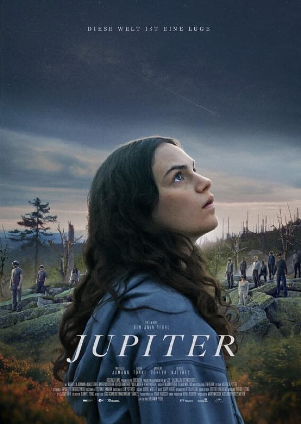 Das Filmplakat für „Jupiter“ zeigt eine Frau, die in den Sternenhimmel blickt.