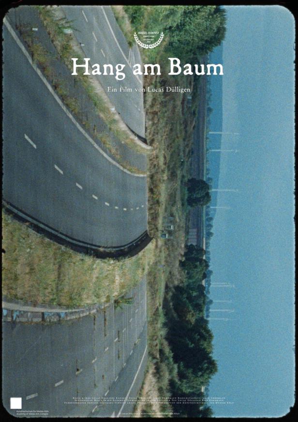 Das Filmplakat für „Hang am Baum“ zeigt eine leere, kurvige Straße.