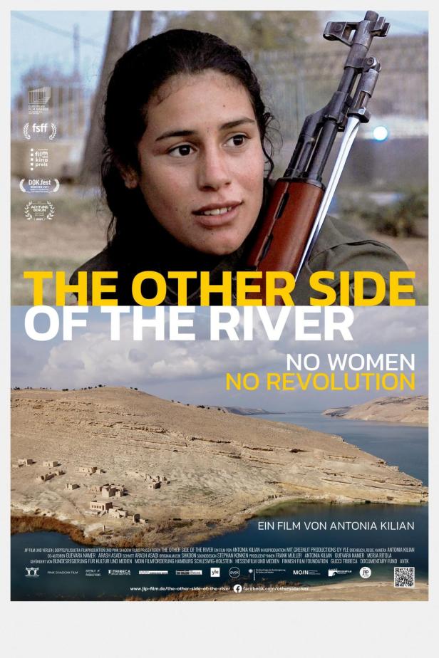 Das Filmplakat für „The Other Side of the River“ zeigt eine Frau mit einem Gewehr vor einer Flusslandschaft.