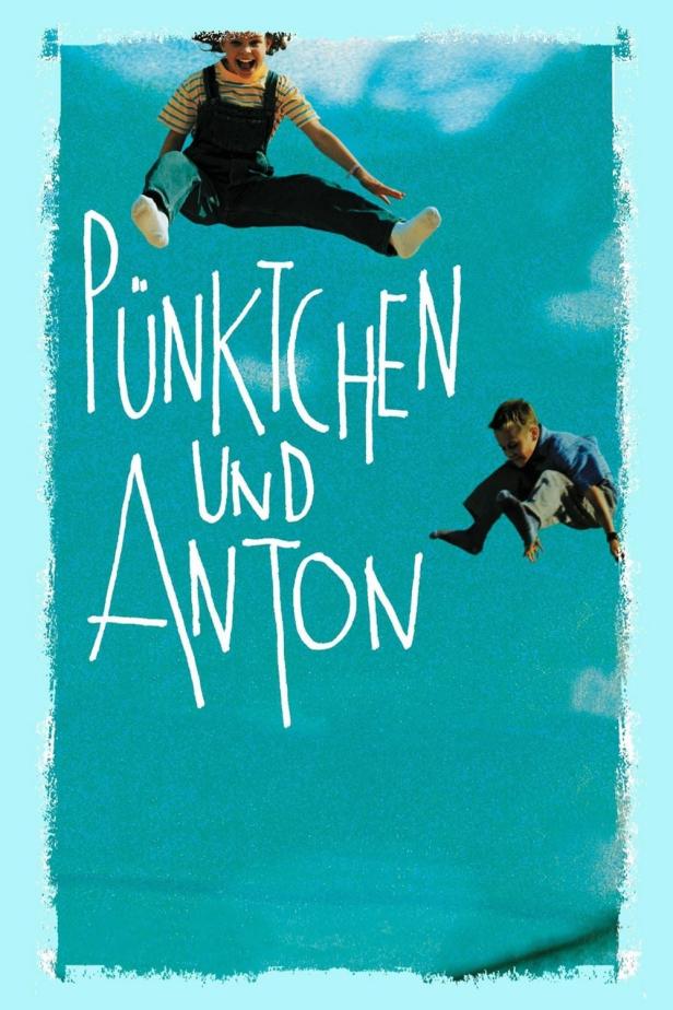 Das Filmplakat für „Pünktchen und Anton“ zeigt zwei Kinder, die vor einem türkisfarbenen Hintergrund springen.