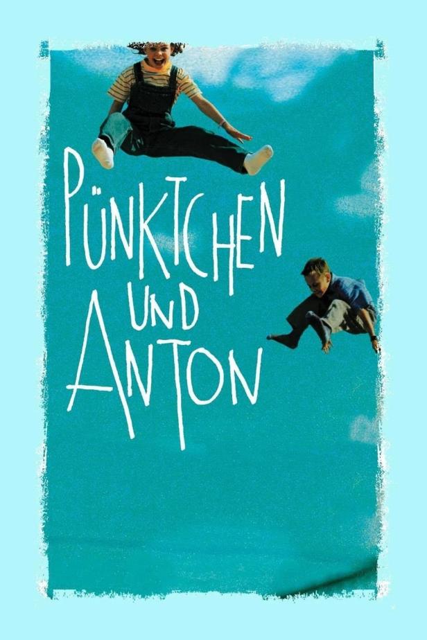 Das Filmplakat für „Pünktchen und Anton“ zeigt zwei Kinder, die vor einem türkisfarbenen Hintergrund springen.