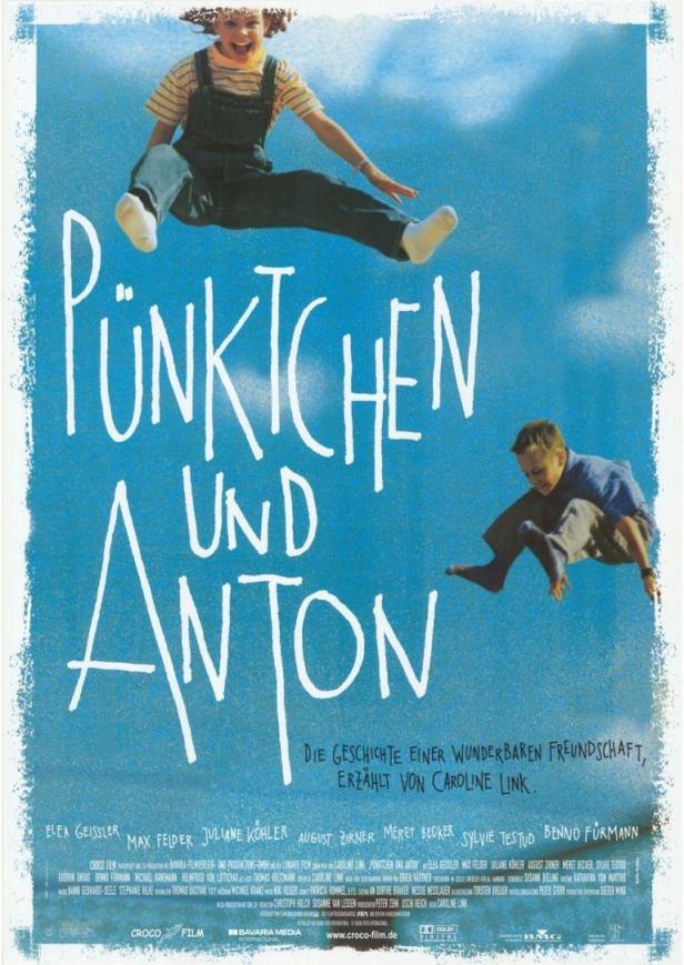 Das Filmplakat für „Pünktchen und Anton“ zeigt zwei Kinder, die vor blauem Himmel springen.