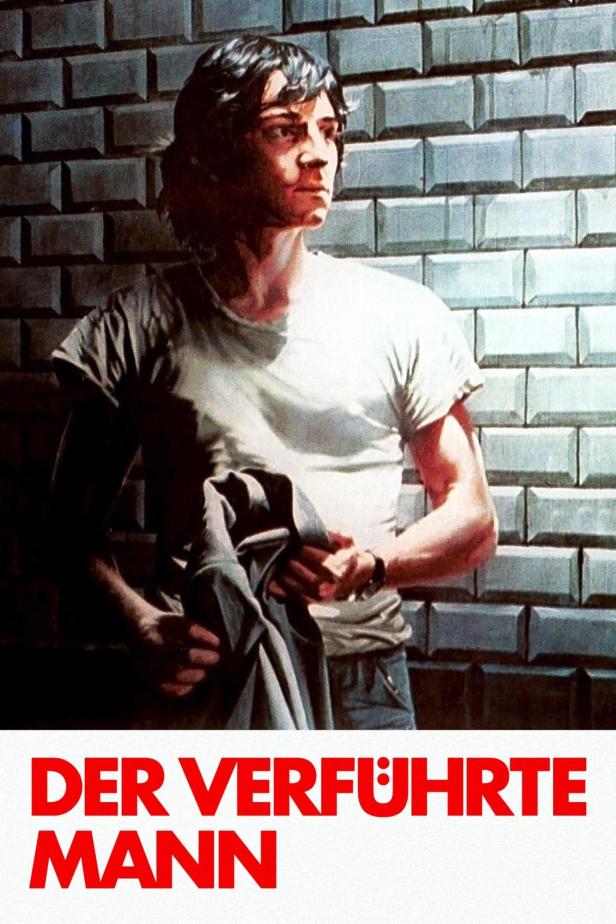 Ein junger Mann vor einer gefliesten Wand, vermutlich eine Filmszene aus „Der Verführte Mann“.