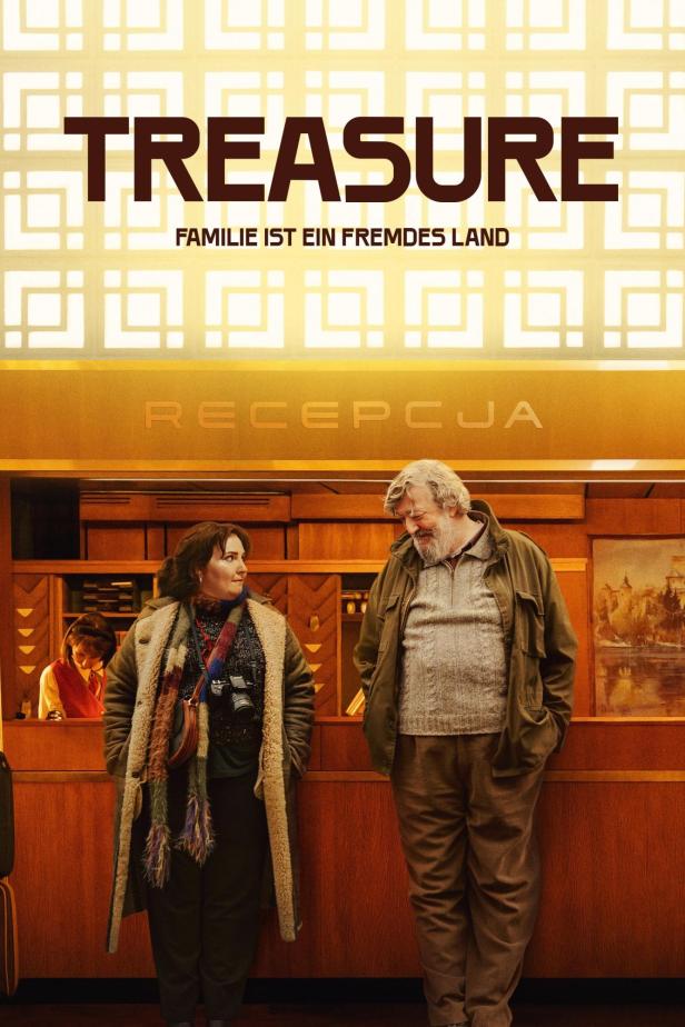 Das Filmplakat für „Treasure“ zeigt Lena Dunham und Stephen Fry an einem Rezeptionstresen.