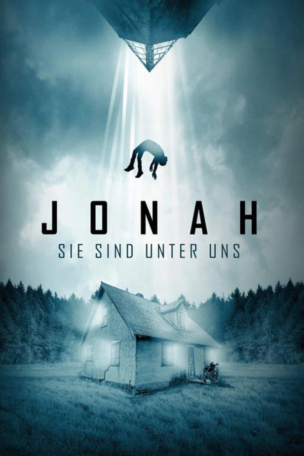 Ein Mann schwebt unter einem Ufo vor einem Haus; Filmposter für „Jonah: Sie sind unter uns“.