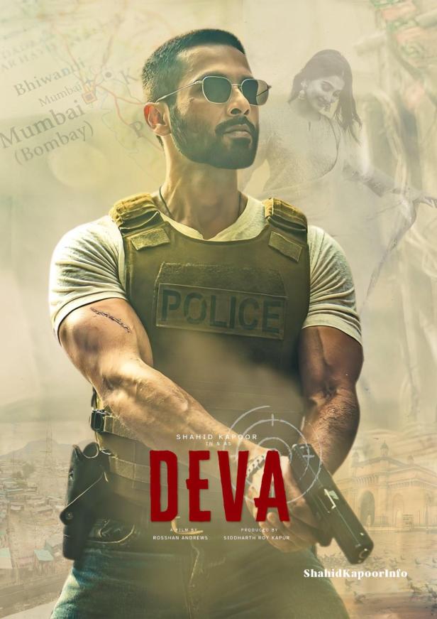 Shahid Kapoor als Polizist im Film „Deva“ mit einer Waffe in der Hand.