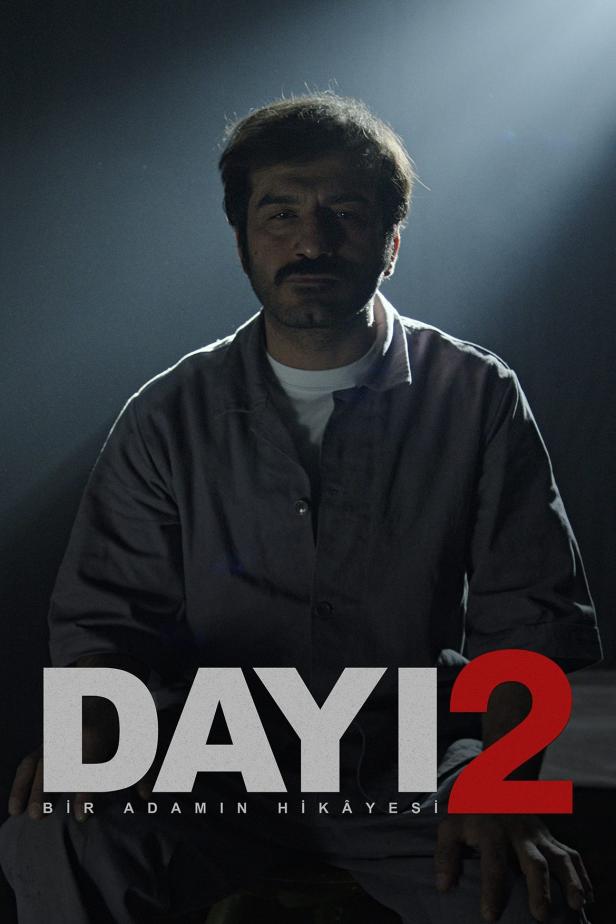 Ein Mann im grauen Anzug vor dem Filmtitel „Dayi 2“.