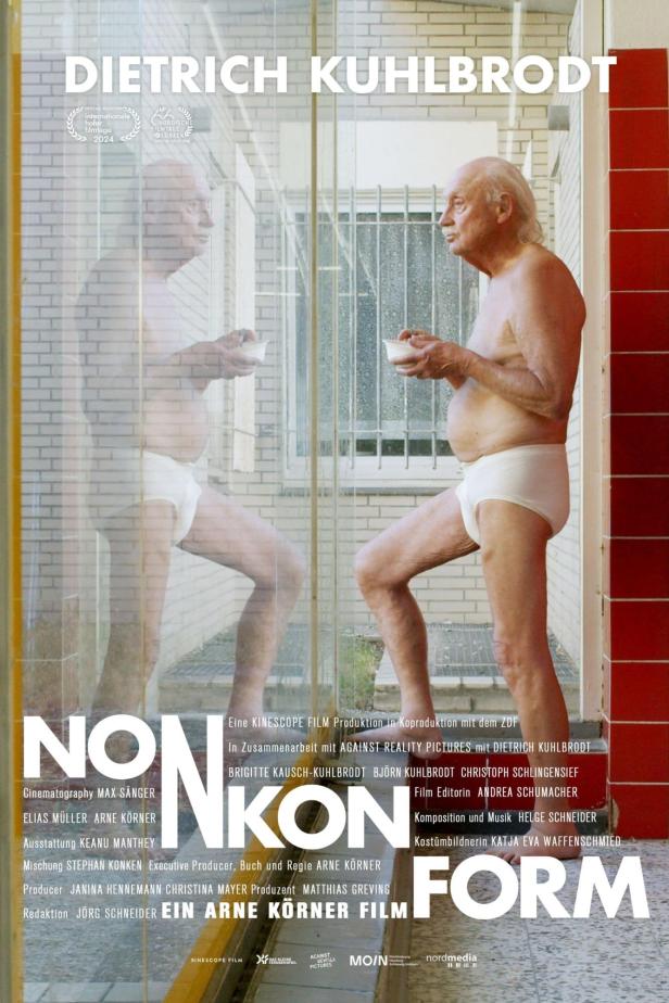 Das Filmplakat zu „Nonkonform“ zeigt einen älteren Mann in Unterwäsche, der eine Schale hält.