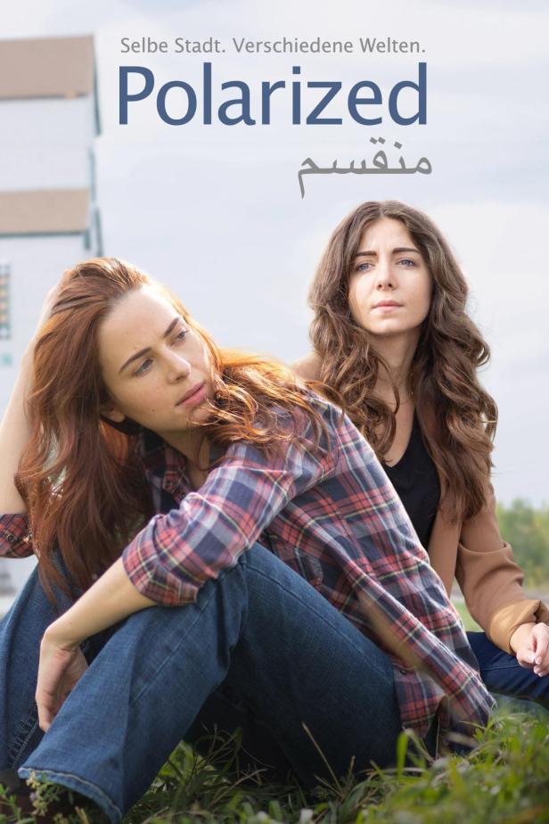 Das Filmplakat für „Polarized“ zeigt zwei Frauen, die im Gras sitzen.