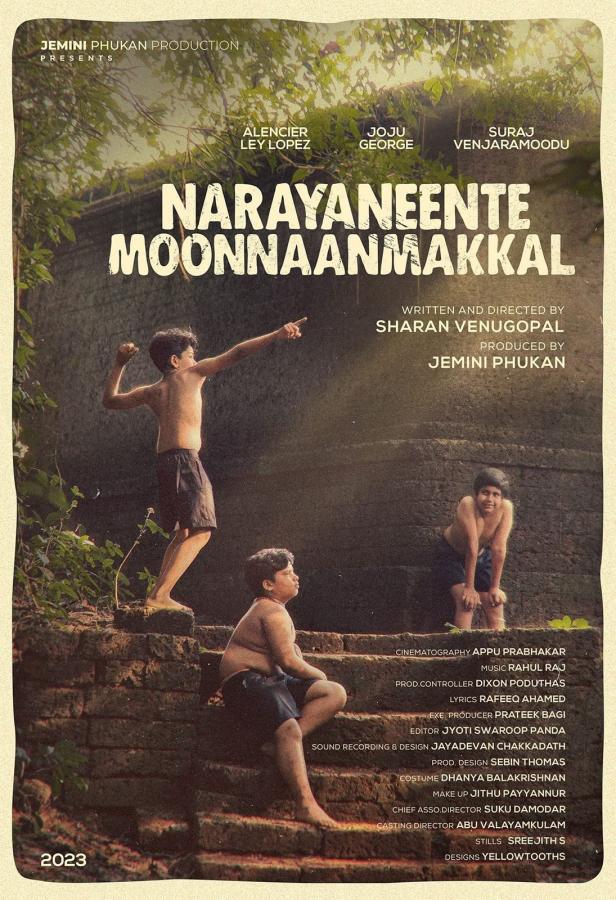 Das Filmplakat für „Narayaneente Moonnaanmakkal“ zeigt drei Jungen auf einer Steintreppe.
