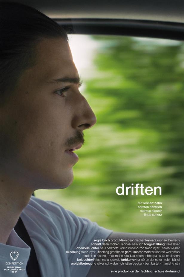 Ein Mann mit Schnurrbart schaut aus dem Fenster; Filmposter für „driften“.