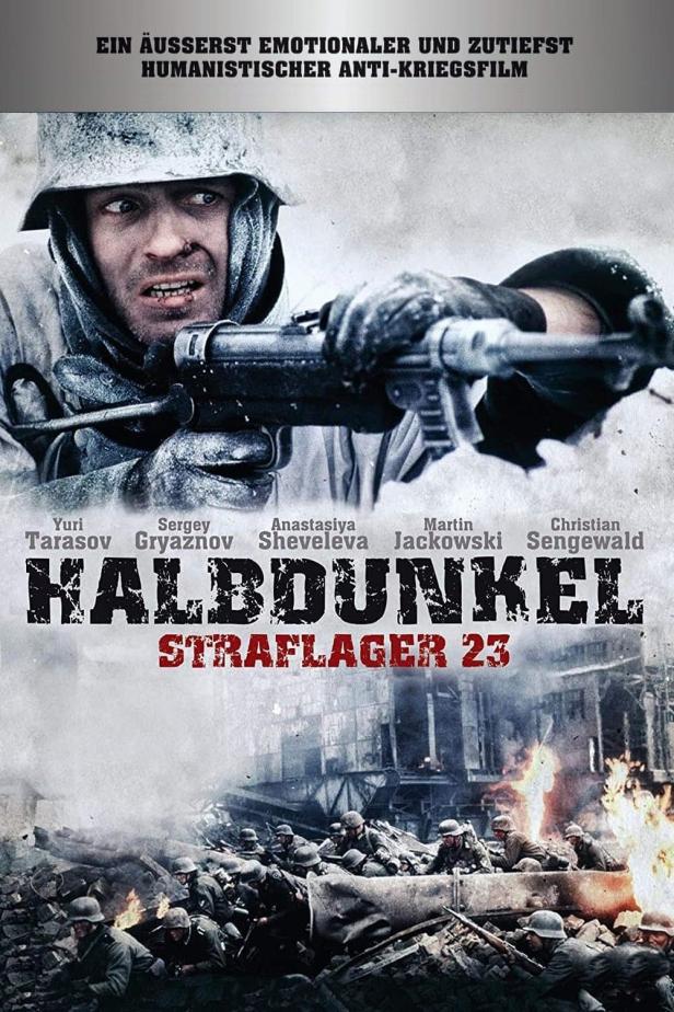 Ein Soldat mit einer Waffe auf dem Filmplakat zu „Halbdunkel: Straflager 23“.