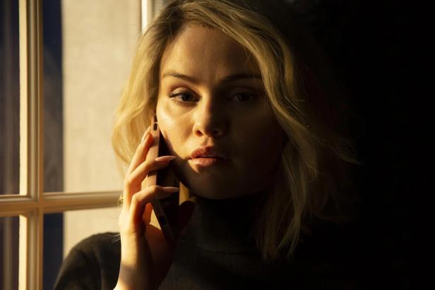 Emilia Perez telefoniert in einem von Sonnenlicht beschienenen Raum.