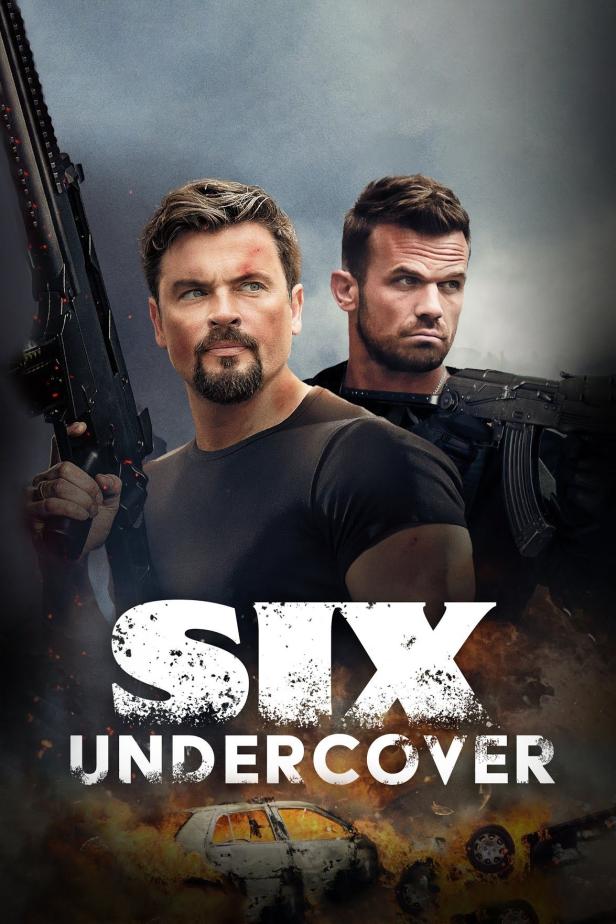 Das Filmplakat für „Six Undercover“ zeigt zwei bewaffnete Männer vor einem brennenden Auto.