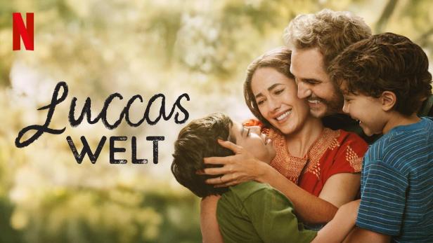 Das Filmplakat für „Luccas Welt“ zeigt eine Familie, die sich umarmt.