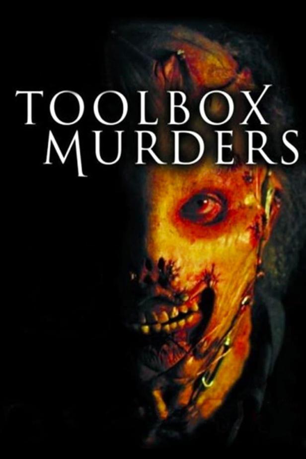 Das Filmplakat für „Toolbox Murders“ zeigt ein entstelltes Gesicht im Dunkeln.