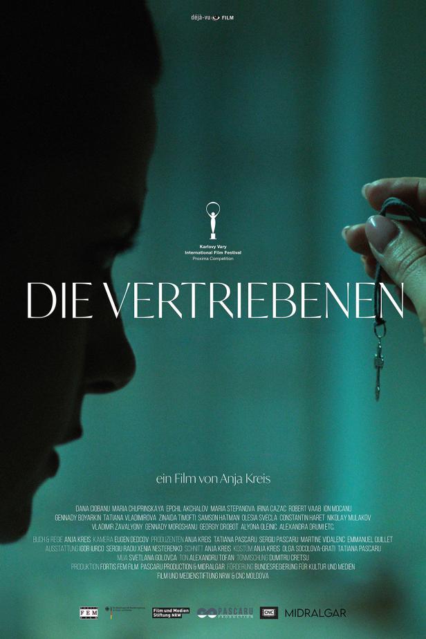 Das Filmplakat für „Die Vertriebenen“ zeigt das Profil eines Mannes und eine Hand, die einen Schlüssel hält.