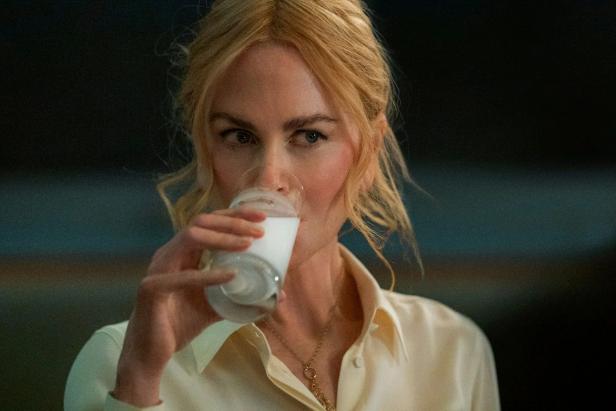 Nicole Kidman trinkt ein Glas Milch.
