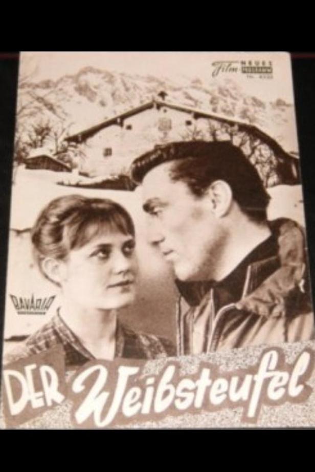 Ein Filmposter für „Der Weibsteufel“ mit einem Paar vor einer Bergkulisse.