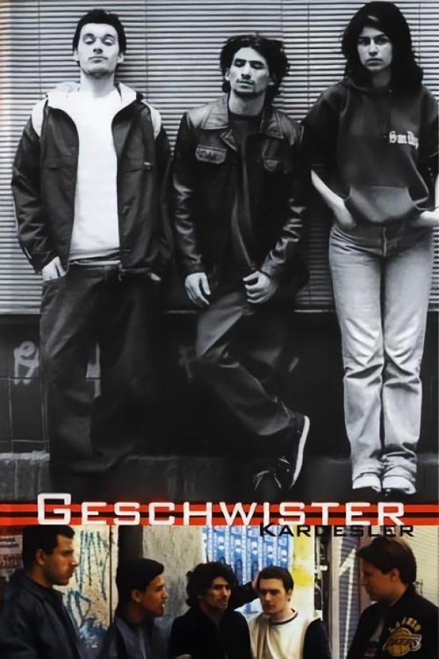 Schwarzweiß-Gruppenporträt der deutschen Hip-Hop-Band Geschwister Kárstér.