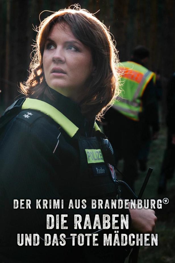 Eine Polizistin in Uniform, möglicherweise am Set von „Die Raaben und das tote Mädchen“.