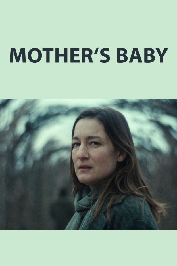 Das Filmplakat für „Mother's Baby“ zeigt eine Frau vor einer verschwommenen Baumlandschaft.