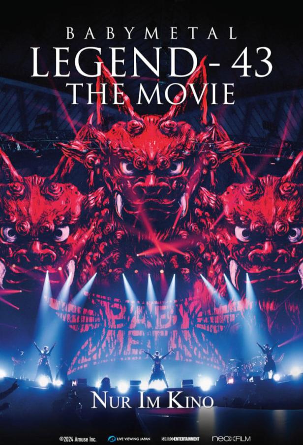 Das Filmplakat für „Babymetal Legend - 43 The Movie“ zeigt eine Live-Performance mit roter Drachen-Bühnendekoration.